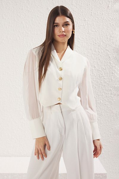 Trendyol Collection Weiße Crop-Blazer-Jacke mit Knopfleiste und transparenten Ärmeln – TWOSS25BC00026