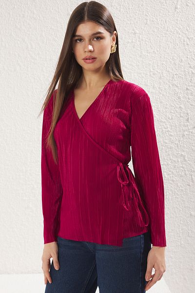 Trendyol Collection Burgunderrote, plissierte, zweireihige, lange Strickbluse mit Schnürdetail TWOSS25BZ00016