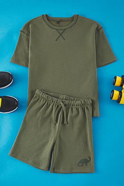 TRENDYOLKIDS طقم تي شيرت وشورت قصير الأكمام مصنوع من القطن بنسبة 100% بلون كاكي للأولاد - TKDSS25AU00029