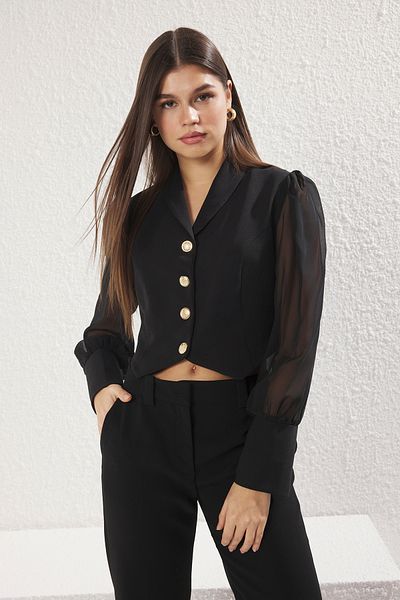 Trendyol Collection Schwarzer Crop-Blazer mit Knöpfen und detaillierten Ärmeln TWOSS25BC00026