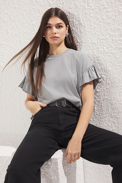 Trendyol Collection Graues Strick-T-Shirt mit Rundhalsausschnitt – 100 % Baumwolle, Rüschendetails TWOSS22TS2429