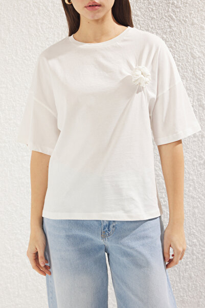 Trendyol Collection Ecru Oversize/Wide Fit Flower Accessory Detailed Knitted T-Shirt Twoss25Ts00013