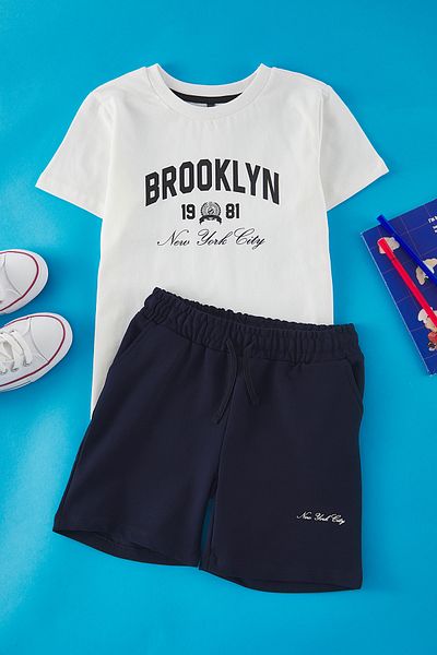 TRENDYOLKIDS Set tricouri și pantaloni scurți cu imprimeu City Ecru 100% bumbac pentru băiat - TKDSS25AU00027