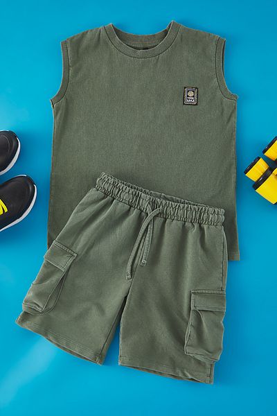 TRENDYOLKIDS Set pantaloni scurți kaki pentru băieți - bumbac, cu efect învechit/pătat, set tricotat jos-sus TKDSS25AU00026
