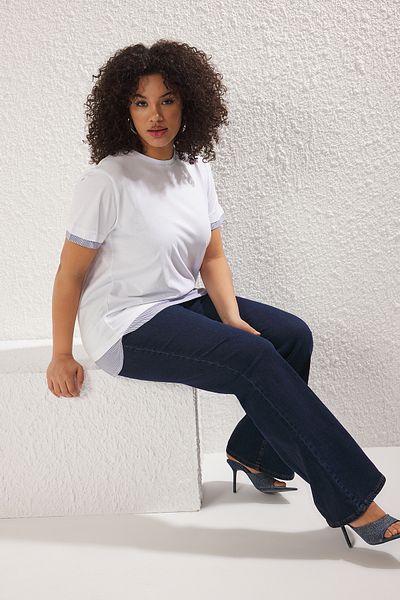 Trendyol Curve Gestreiftes Popeline-T-Shirt in Übergröße – weißer Ausschnitt und Rockdetail TBBSS25BF00003