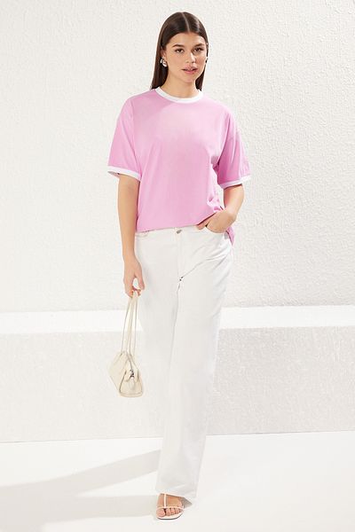 Trendyol Collection Rosa Oversize-Strick-T-Shirt – 100 % Baumwolle mit kontrastierendem Ausschnitt und Streifendetail TWOSS24TS00052