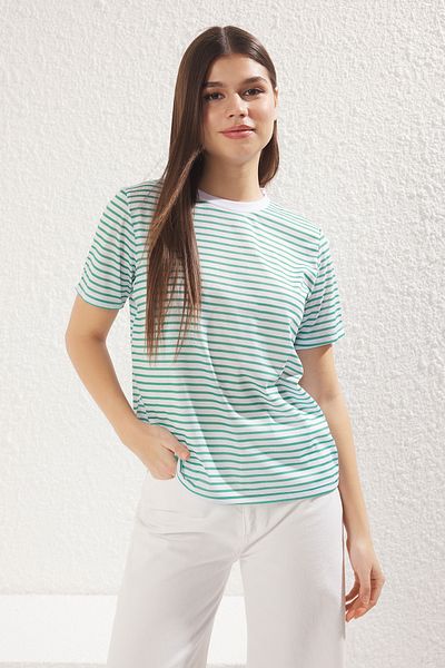 Trendyol Collection Grün gestreiftes Strick-T-Shirt mit Rundhalsausschnitt – kurze Ärmel, normale Passform TWOSS21TS0904