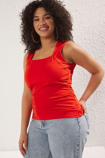 Trendyol Curve Rote, gerade, gestrickte Bluse mit quadratischem Ausschnitt und Hosenträgern TBBSS25AF00027