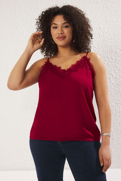 Trendyol Curve Große, gewebte Bluse mit roten Trägern und Spitze TBBSS24AF00070
