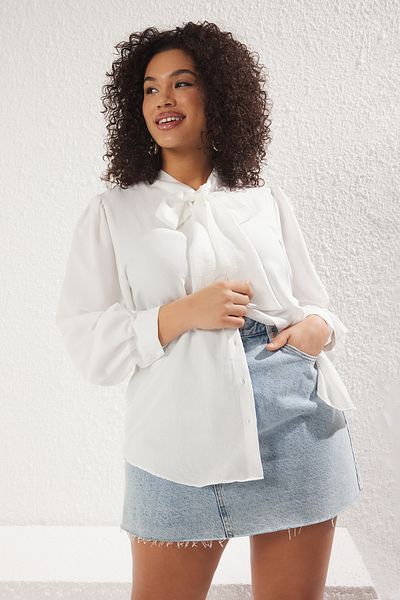 Trendyol Curve Koszula z dekoltem halter w kolorze ecru, tkana, w dużych rozmiarach Tbbss25Ax00011