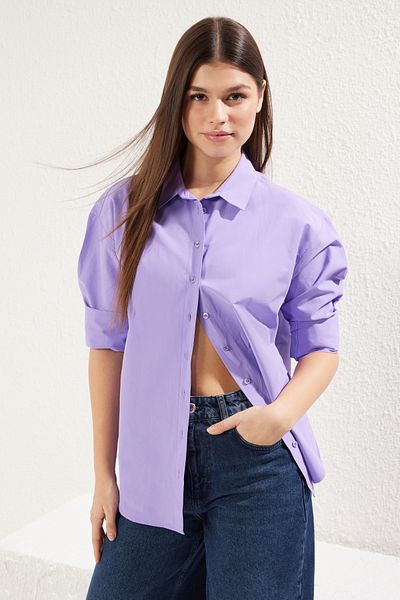 Trendyol Collection Lilafarbenes, locker sitzendes Baumwollhemd TWOAW20GO0107