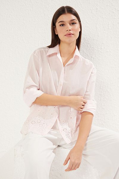 Trendyol Collection Hellrosa gewebtes Hemd mit Stickerei-Bondetail – normale Passform TWOSS25GO00034