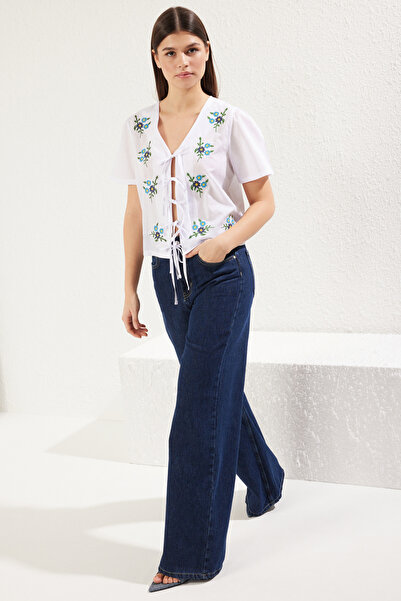 Trendyol Collection Cămașă țesătă cu croială obișnuită, cu broderie albă și detaliu de legare TWOSS25GO00080