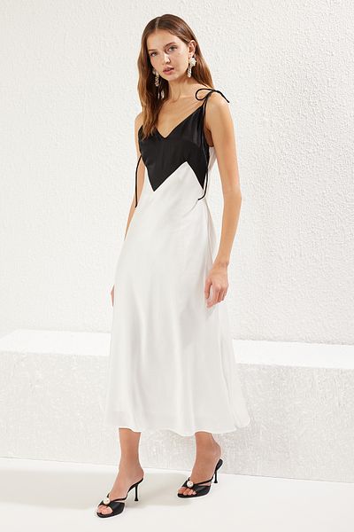 Trendyol Collection Černo-bílé saténové tkané midi elegantní šaty ve střihu A