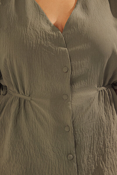 Trendyol Curve Χακί υφαντή μπλούζα με λαιμόκοψη TBBSS22BZ0753