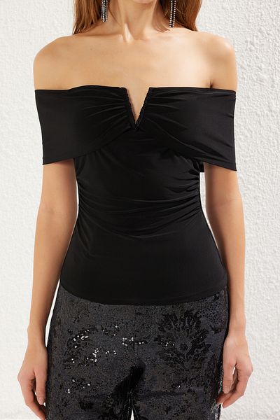 Trendyol Collection Μαύρο αξεσουάρ Carmen γιακά V Λεπτομερής πλεκτή μπλούζα TPRSS25BZ00014