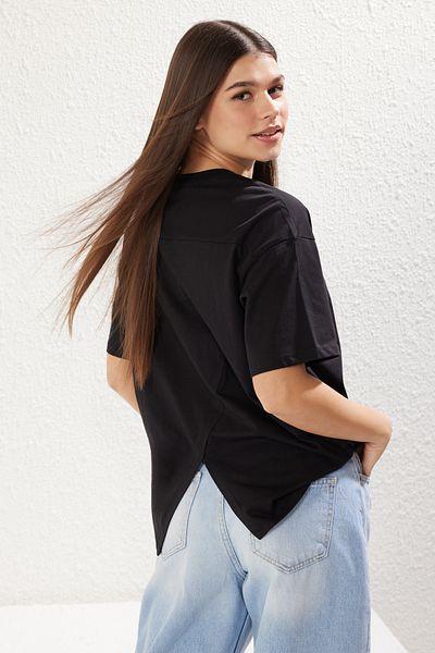 Trendyol Collection Fekete 100% egyszínű mez túlméretes/széles szabású aszimmetrikus hátú részletes kötött póló TWOSS25TS00040