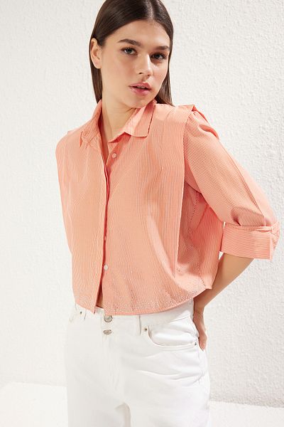 Trendyol Collection Orangefarbenes Crop-Webhemd mit gepolsterten Ärmeln und Strasssteinen TWOSS24GO00041