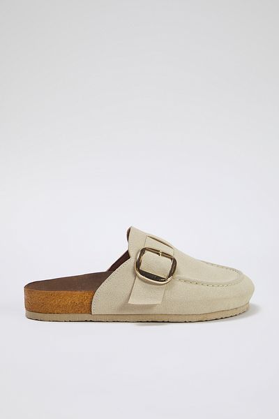 TRENDYOL SHOES Beigefarbene Sabo-Hausschuhe mit Gürtelschnalle und quadratischer Zehenpartie für Damen TAKSS25TE00000