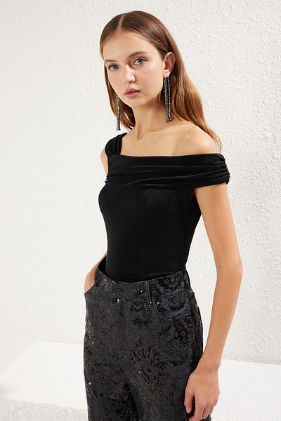Trendyol Collection Schwarzer Glitzer-Strickbody mit asymmetrischem Kragen – TPRSS25BD00007
