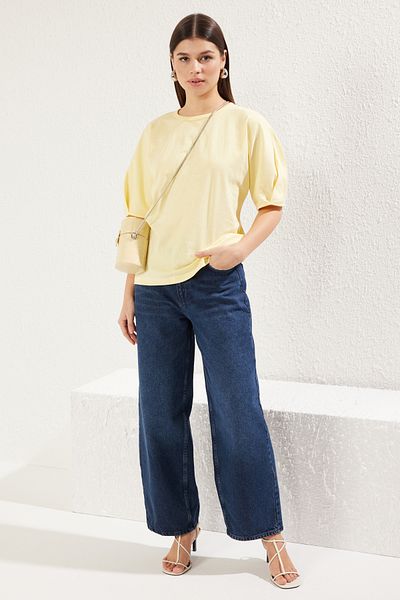 Trendyol Collection Hellgelbes, übergroßes Baumwoll-T-Shirt mit Ballonärmeln – TWOSS25TS00041