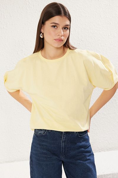 Trendyol Collection Hellgelbes, übergroßes Baumwoll-T-Shirt mit Ballonärmeln – TWOSS25TS00041