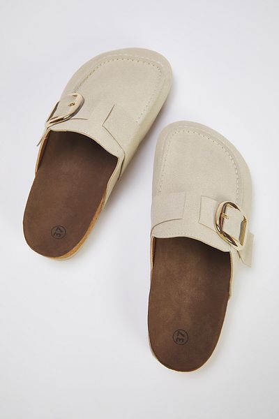 TRENDYOL SHOES Beigefarbene Sabo-Hausschuhe mit Gürtelschnalle und quadratischer Zehenpartie für Damen TAKSS25TE00000