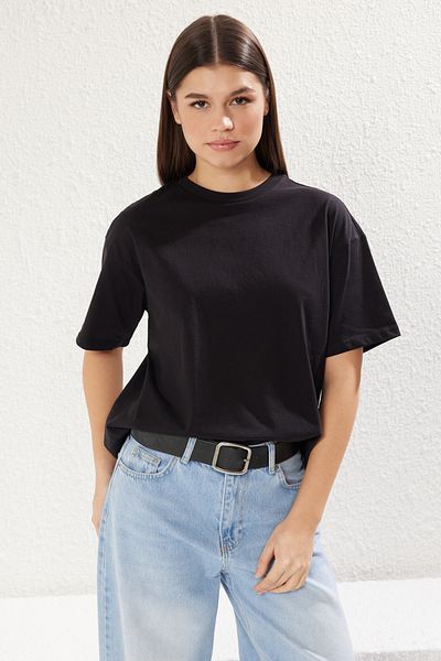 Trendyol Collection Fekete 100% egyszínű mez túlméretes/széles szabású aszimmetrikus hátú részletes kötött póló TWOSS25TS00040