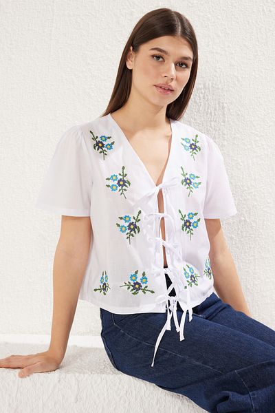 Trendyol Collection Λευκό κέντημα και λεπτομέρεια δεσίματος κανονικό κανονικό υφαντό πουκάμισο TWOSS25GO00080