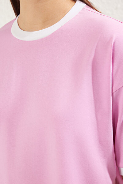 Trendyol Collection Ροζ υπερμεγέθη πλεκτό μπλουζάκι - 100% βαμβάκι με γιακά και λεπτομέρεια ρίγες TWOSS24TS00052