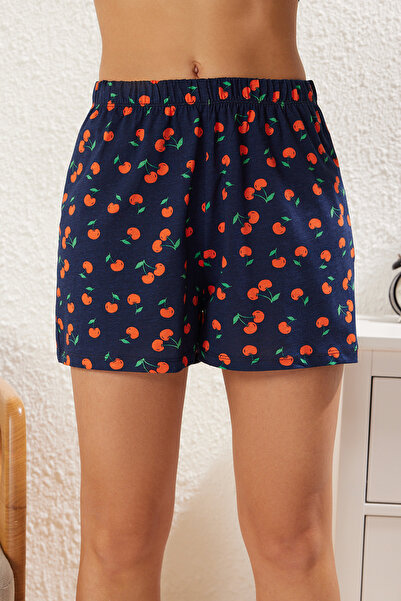 Trendyol Collection Marineblaues, gestricktes Pyjama-Set aus 100 % Baumwolle mit Kirschmuster und Shorts THMSS25PT00101