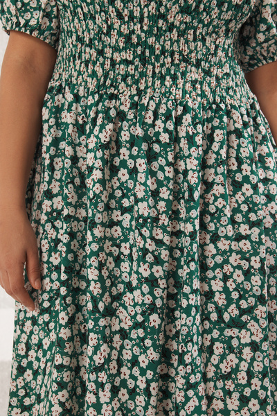 Trendyol Curve Zelené šaty s květinovým potiskem Tbbss22El1611