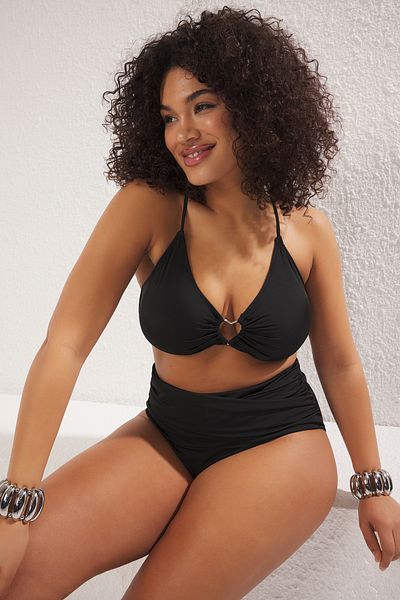 Trendyol Curve Schwarzes, herzförmiges, detailliertes Träger-Bikinioberteil in Übergröße TBBSS25CT00008