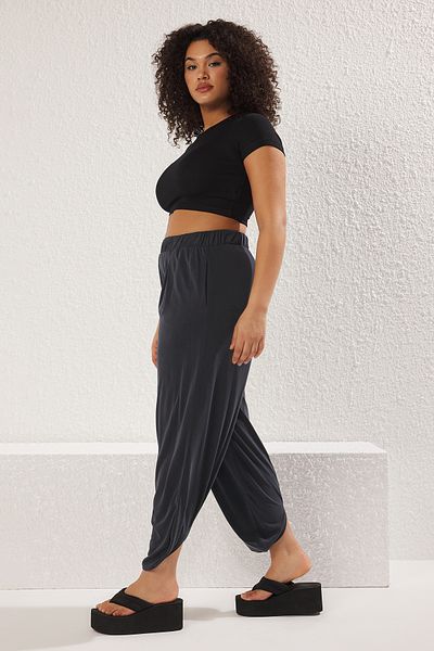 Trendyol Curve Anthrazitfarbene Modal-Plissee-Hose in Übergröße – Karotten-/Baggy-Fit TBBSS25AR00003