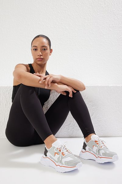 TRENDYOL SHOES Graue Damen-Sportschuhe mit dicker Sohle und kontrastierendem Farbblock TAKSS25SN00002