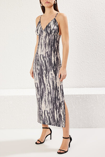 Trendyol Collection Rugalmas V-nyakú fekete Bodycon Maxi ruha - Sling, testhezálló TWOSS25EL00095