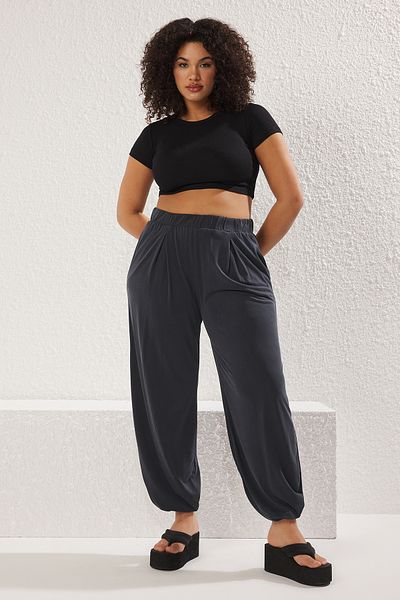 Trendyol Curve Anthrazitfarbene Modal-Plissee-Hose in Übergröße – Karotten-/Baggy-Fit TBBSS25AR00003
