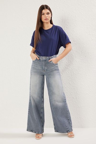 Trendyol Collection Niedrige Taille Loose Wide Leg Jeans mit blauen Nähten TWOSS25JE00107
