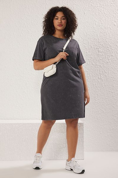 Trendyol Curve Anthrazitfarbenes, gewaschenes Strick-T-Shirt-Kleid in Übergröße – TBBSS25AH00007