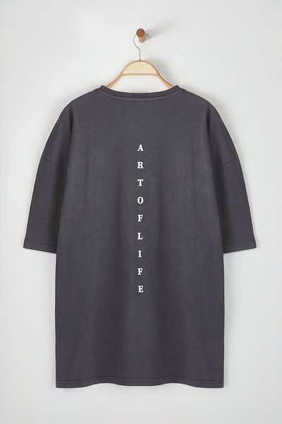 Trendyol Collection Übergroßes, anthrazitfarbenes, übergroßes/breites, bedrucktes T-Shirt aus 100 % Baumwolle mit blassem Effekt TMNSS25BF00014