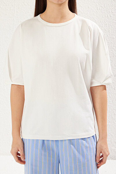 Trendyol Collection Πλεκτό μπλουζάκι με μανίκι εκρού υπερμεγέθη - 100% Single Jersey TWOSS25TS00041