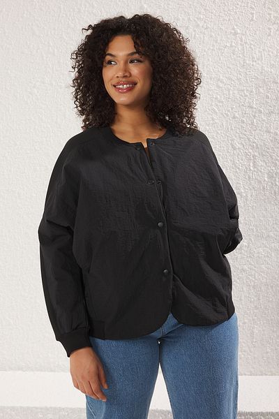 Trendyol Curve Schwarze Bomber-Jacke in Übergröße mit Stoffblock TBBSS25AW00000