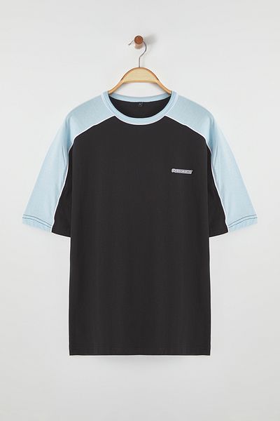 Trendyol Collection Μπλουζάκι Crew Neck Μαύρο Oversize - Color Block, 100% βαμβάκι, τυπωμένο κείμενο TMNSS25TS00018