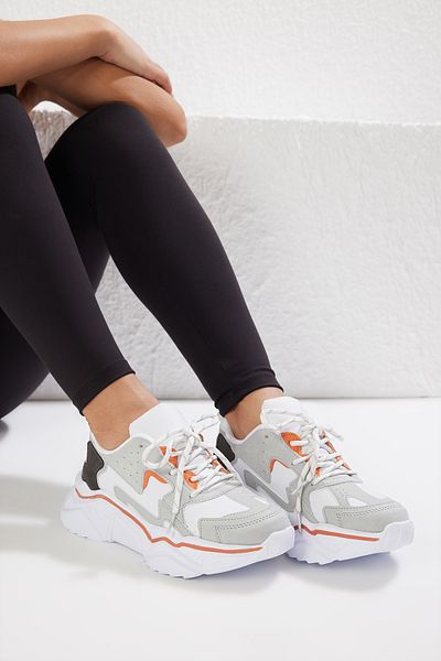 TRENDYOL SHOES Graue Damen-Sportschuhe mit dicker Sohle und kontrastierendem Farbblock TAKSS25SN00002