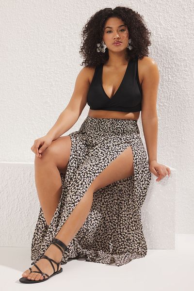 Trendyol Curve Strandhose mit Blumendruck in Übergröße – weites Bein, Gipeli-Taille, TBBSS25AR00010