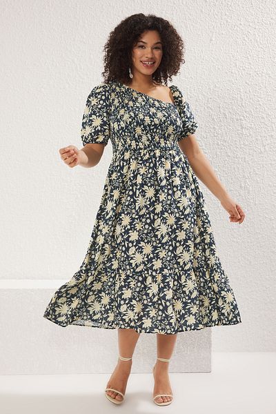 Trendyol Curve Smaragdgrünes Shally-gewebtes Kleid in Übergröße