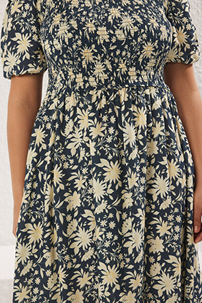 Trendyol Curve Smaragdově zelené shally Woven šaty větší velikosti