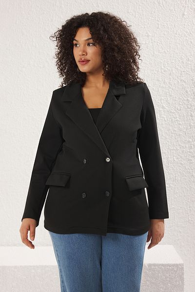 Trendyol Curve Schwarzer Blazer in Übergröße – zweireihiger Verschluss, flexibler Strick TBBSS25AG00005