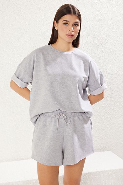 Trendyol Collection Szürke melange túlméretes/széles szabású vékony, rugalmas rövidnadrág T varázslatos kötött alsó-felső öltöny TWOSS25AU00013