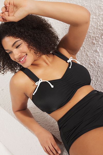Trendyol Curve Übergroßes Bikinioberteil mit schwarzen Schleifendetails und dicken Trägern TBBSS25CT00009